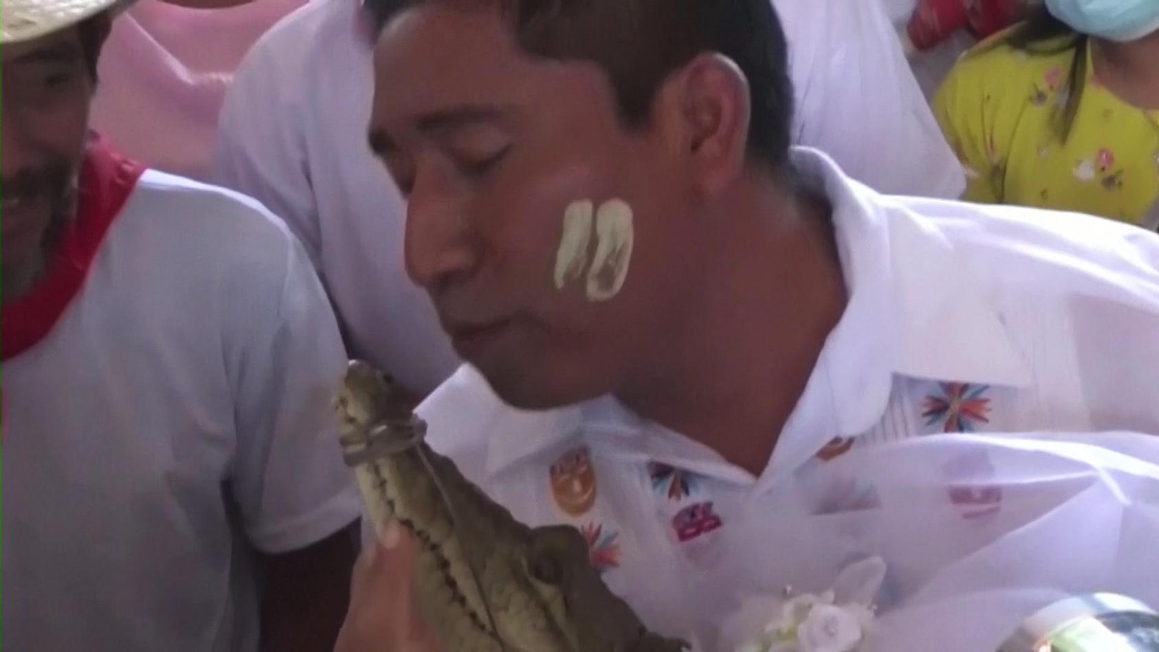 irres-ritual-in-mexiko-burgermeister-heiratet-ein-krokodil