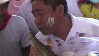Im mexikanischen Fischerdorf San Pedro Huamelula heiratet Bürgermeister Victor Hugo Sosa einem über 200 Jahre alten Ritual folgend symbolisch ein Krokodil - inklusive Küsschen für die Braut.