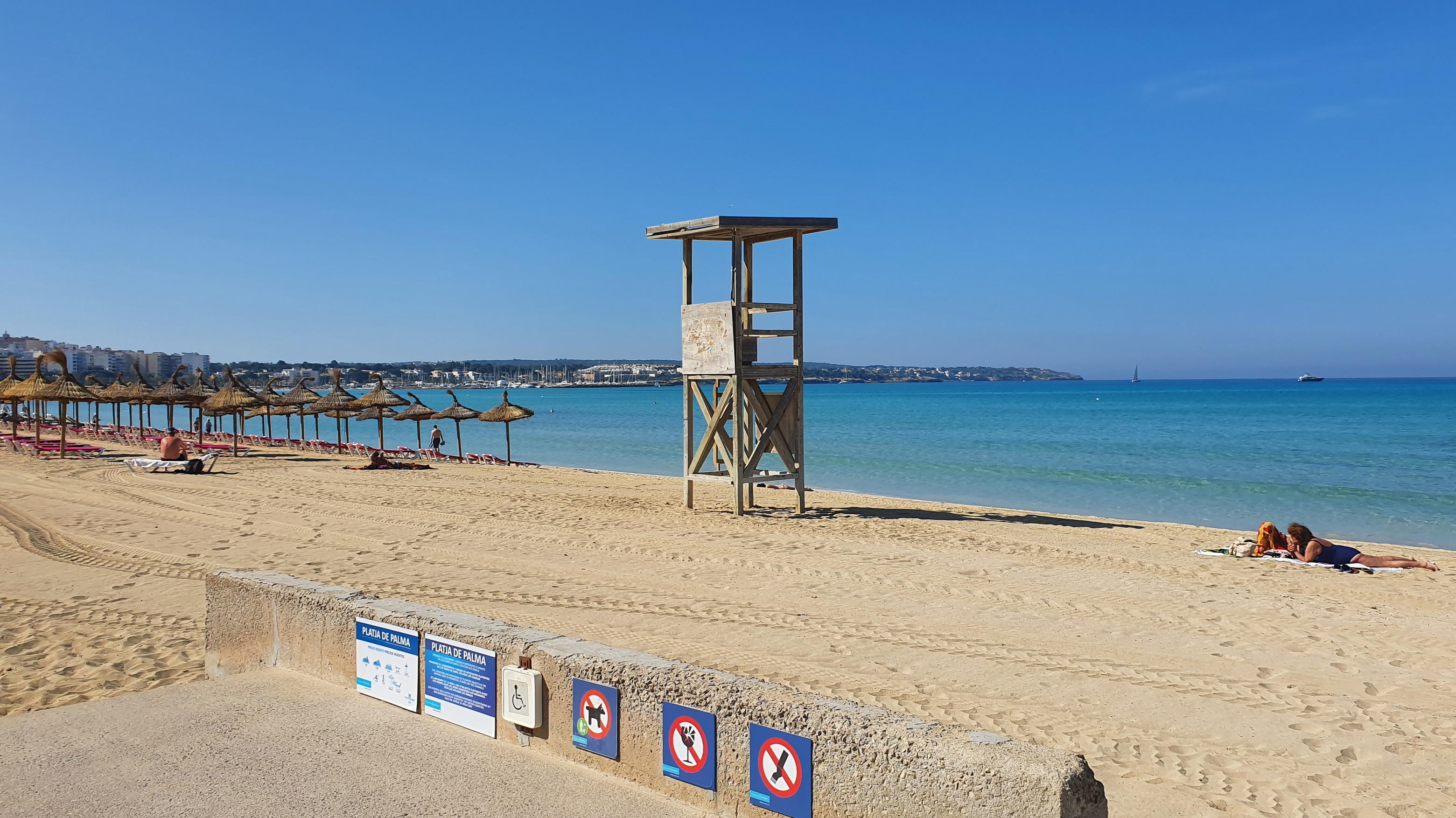 Badegäste? Fehlanzeige! Ein verwaister Rettungsturm an der Playa de Palma soll aufrütteln und für mehr Sicherheit in der Zukunft sorgen
