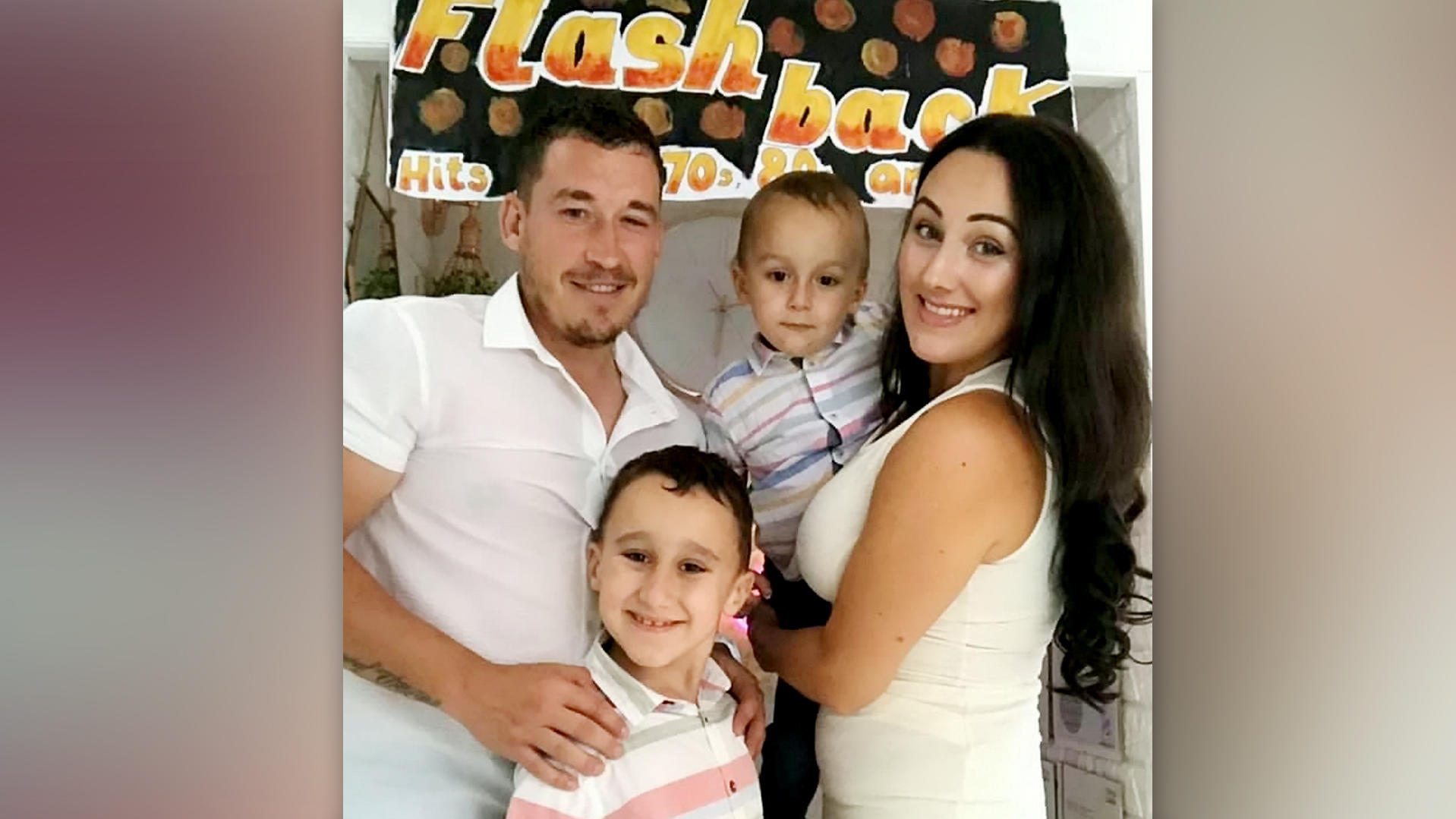 Drei Kinder und elf Jahre später und die Familie könnte glücklicher nicht sein.