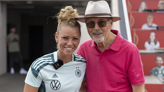 Franz Beckenbauer besucht das deutsche EM-Team.