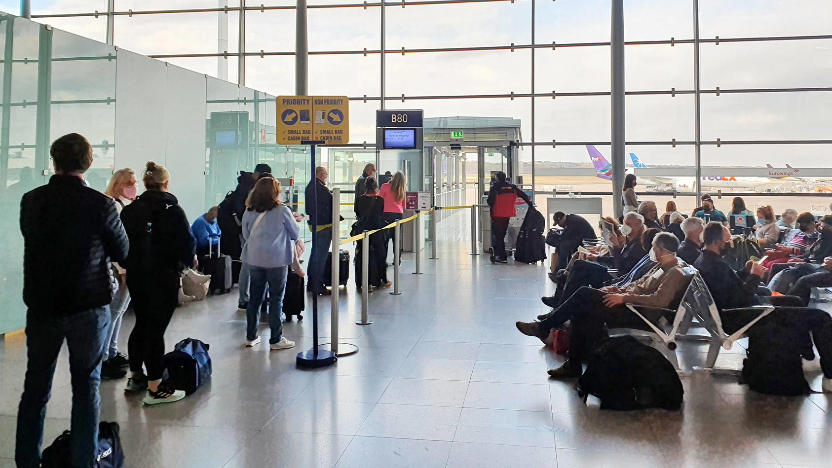 Wahnsinn! Wer auf seinen Flug verzichtet, bekommt von Delta Airlines fast 10.000 Euro. So ist es bei einem USA-Inlandsflug passiert. Das Symbolfoto zeigt wartende Gäste am Flughafen Köln /Bonn.