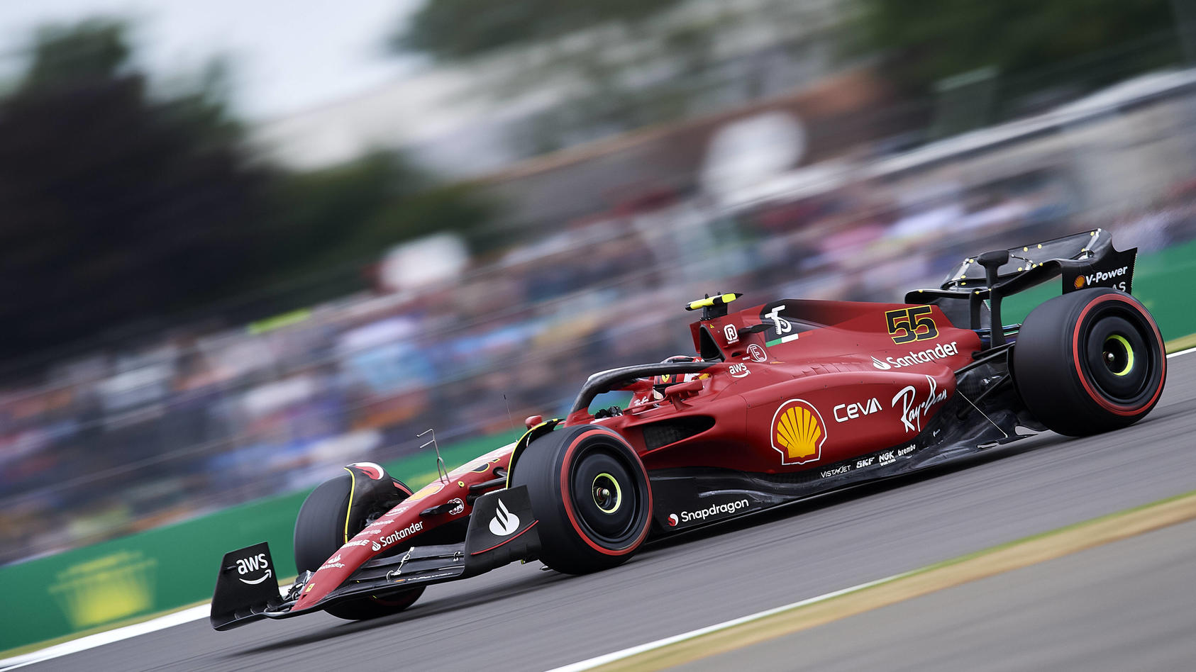 Formel 1 in Silverstone Ferrari-Pilot Carlos Sainz rast sensationell zur ersten Pole seiner Karriere