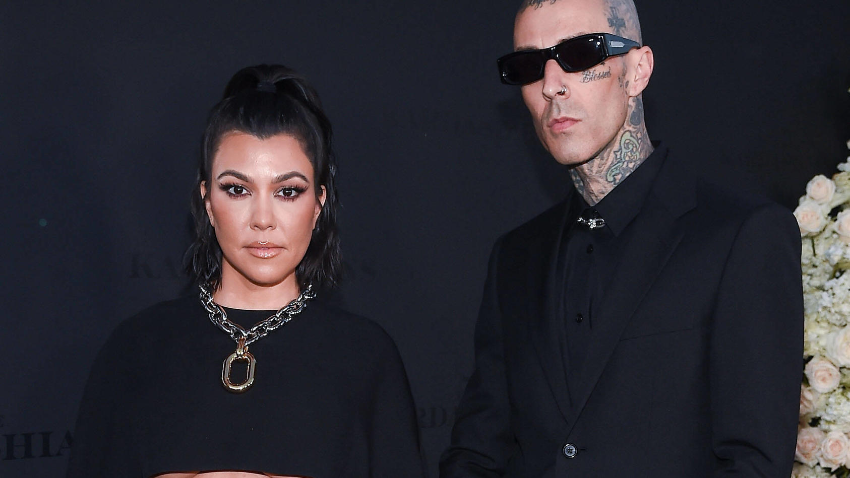  Entertainment Themen der Woche KW14 Entertainment Bilder des Tages Los Angeles Premiere Of Hulu s The Kardashians FOR EDITORIAL USE ONLY In this handout photo provided by Hulu/The Walt Disney Company, Kourtney Kardashian and Travis Barker arrive at 