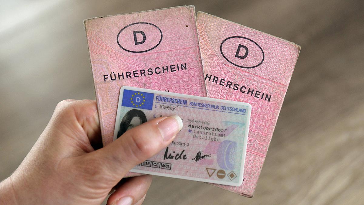 Papier-Führerscheine und Führerschein in Kartenform