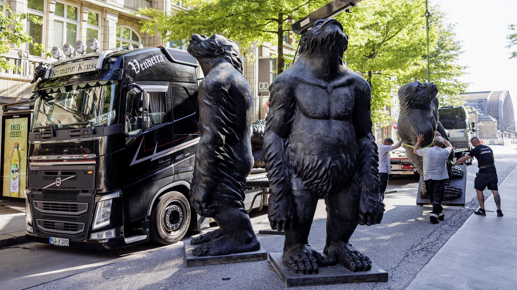 dpatopbilder - 03.07.2022, Hamburg: Über drei Meter große Skulpturen von Affen des chinesischen Künstlers Liu Ruowang werden von Technikern von Tiefladern abgeladen und aufgestellt. Insgesamt Zölf Figuren werden in der Mönkebergstraße ausgestellt Fot