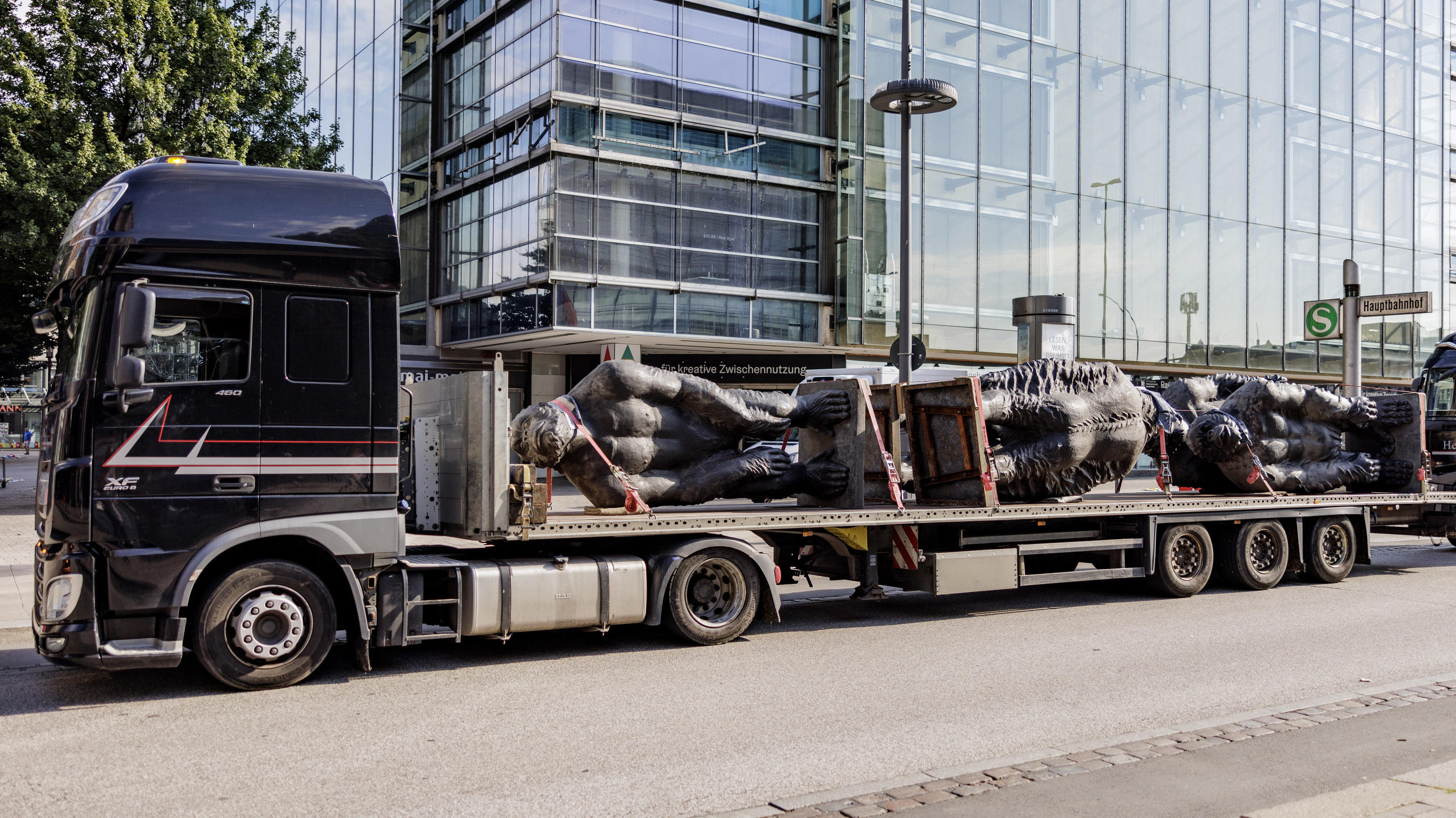 03.07.2022, Hamburg: Über drei Meter große Skulpturen von Affen des chinesischen Künstlers Liu Ruowang werden von Technikern von Tiefladern abgeladen und aufgestellt. Insgesamt Zwölf Figuren werden in der Mönkebergstraße ausgestellt. Foto: Axel Heimk