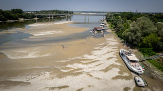 Drohnenansicht des Flusses Po in San Giorgio Piacentino, am 20. Juni 2022. Teile des Flusses Po, Italiens längster Fluss und größtes Süßwasserreservoir des Landes, drohen während der schlimmsten Dürre seit 70 Jahren auszutrocknen.