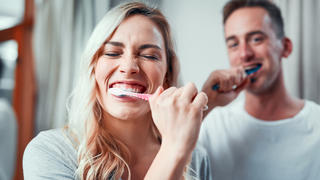 Paar putzt seine Zähne