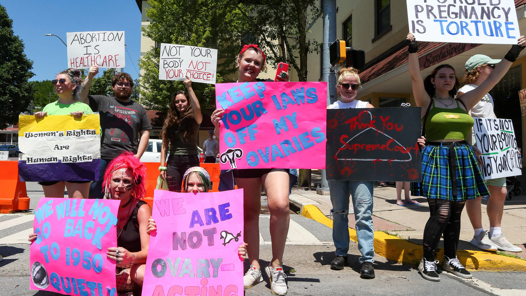 In Bloomsburg, Pennsylvania, protestieren Demonstranten gegen die Verschärfung des Abtreibungsgesetzes in den USA.