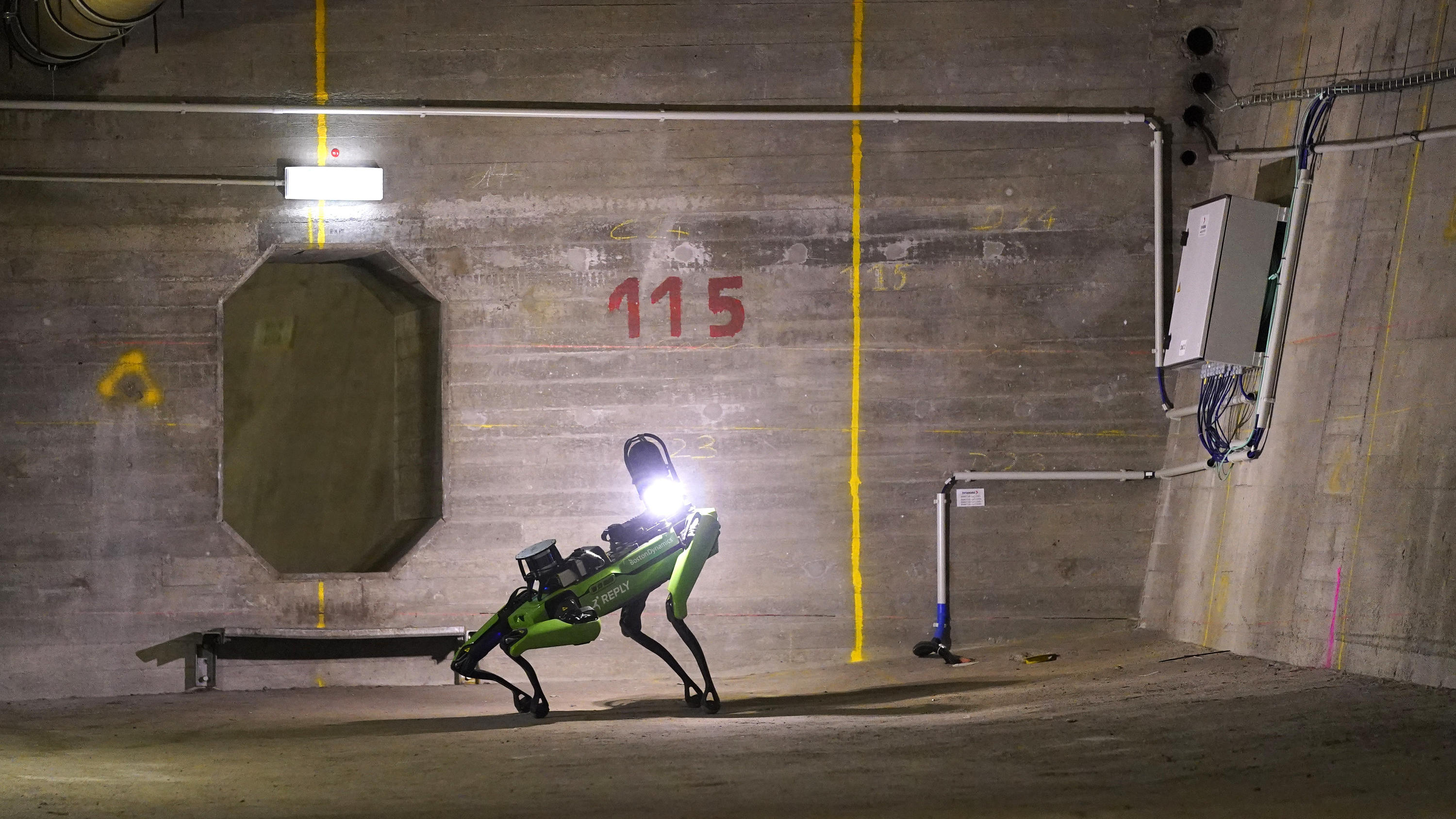 PRODUKTION - 01.07.2022, Hamburg: Roboterhund "Spot" läuft in der Köhlbrandbrücke unter der Fahrbahn her und inspiziert die Betonwände. Die Hamburg Port Authority (HPA) setzt gemeinsam mit der IT-Firma Roboverse Reply den von Boston Dynamics entwicke