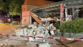 06.07.2022, Niedersachsen, Edewecht: Der Eingangsbereich einer Bank ist nach einer Sprengung zerstört. In Edewecht (Landkreis Ammerland) haben unbekannte Täter in der Nacht von Dienstag auf Mittwoch Geldautomaten gesprengt. Bei der Sprengung kam es zu einem hohen Schaden an dem Gebäude, wie die Polizei am Mittwoch mitteilte. Foto: Andre van Elten/Andre van Elten /dpa +++ dpa-Bildfunk +++