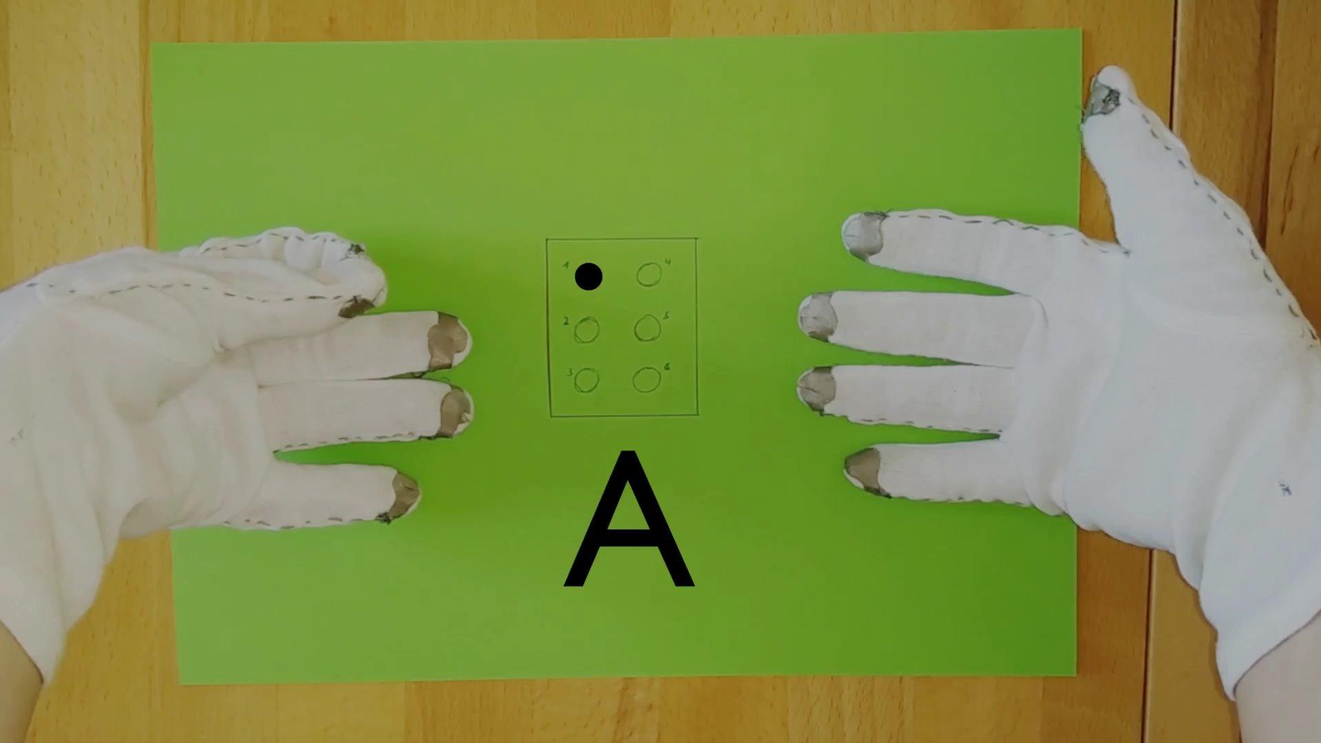 Die Buchstaben der Blinden-Schrift werden mithilfe einer Handschuhs übertragen und mit Bluetooth übermittelt.