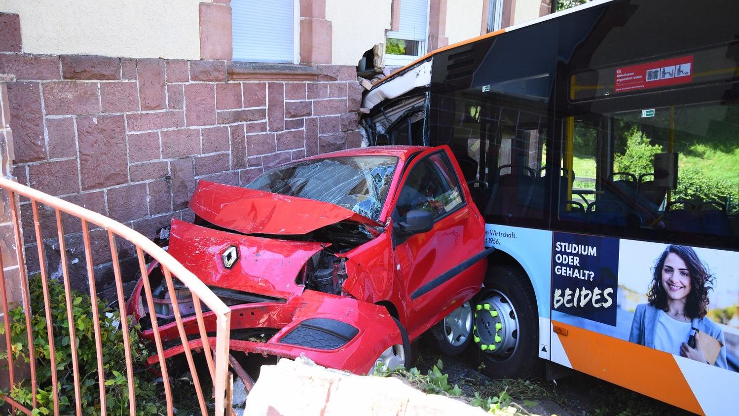 Horror-Crash in Heidelberg - Bus kracht in Wohnhaus - viele Verletzte