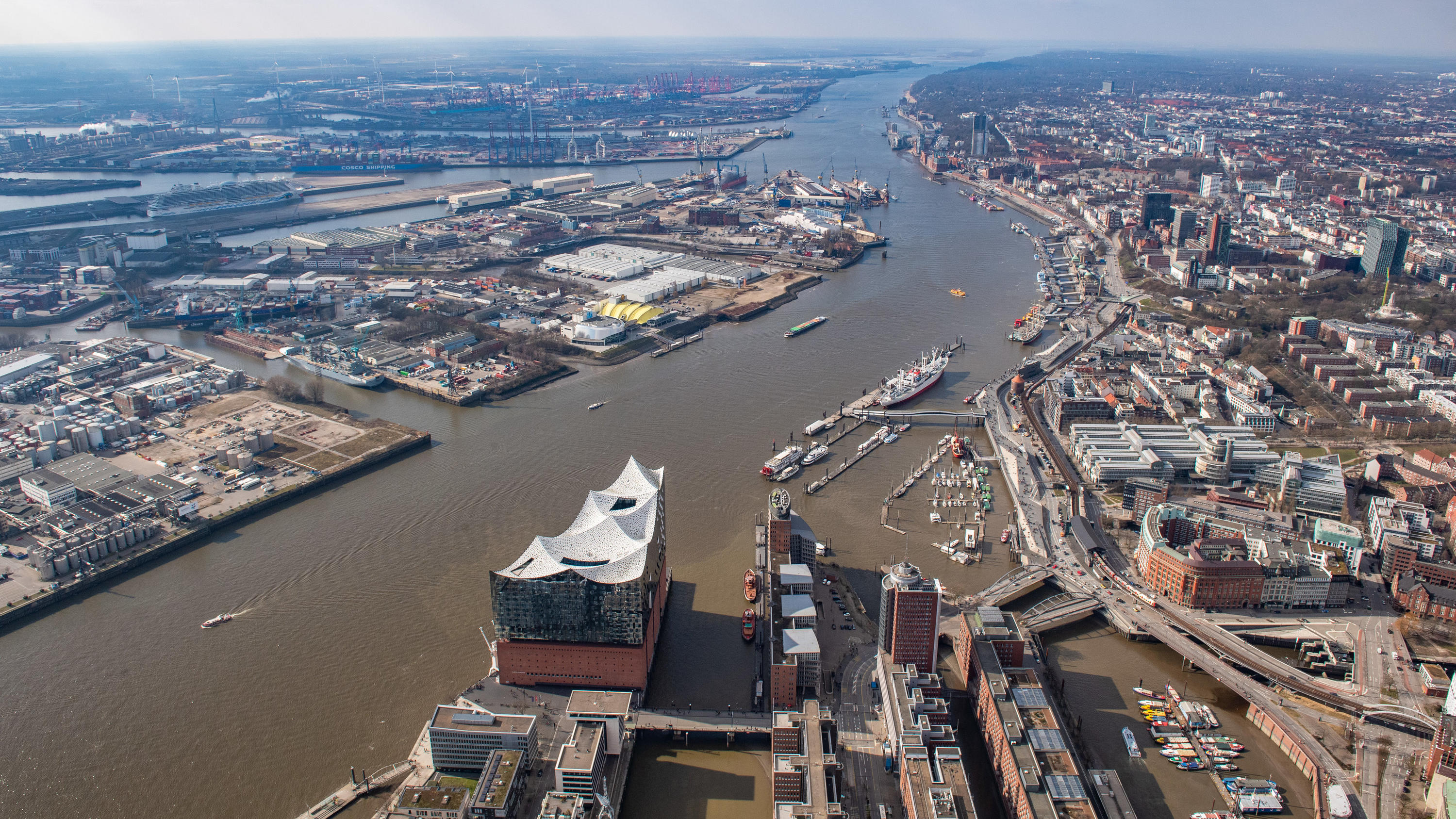 ARCHIV - 05.03.2022, Hamburg: Das Luftbild zeigt den Hamburger Hafen mit der Elbphilharmonie im Vordergrund. Obwohl die Sauerstoffwerte in der Elbe rund um Hamburg in den vergangenen Tagen leicht gestiegen sind, sind die Daten noch immer im für Fisch