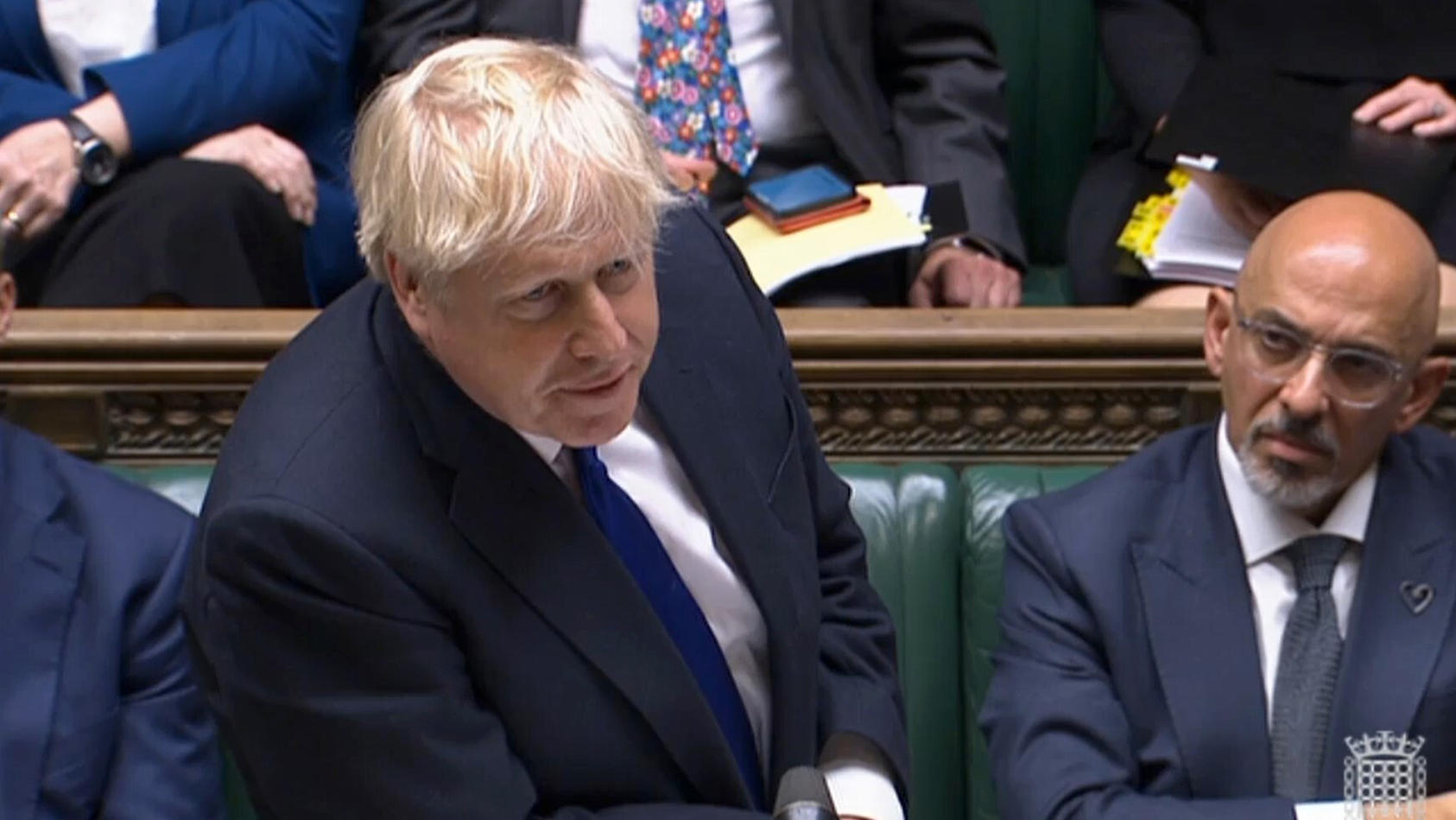 06.07.2022, Großbritannien, London: In dieserm Standbild aus einer Videoaufnahme spricht Boris Johnson (l), Premierminister von Großbritannien, im britischen Unterhaus bei der wöchentlichen Fragestunde «Prime Minister's Questions» (Fragen an den Prem