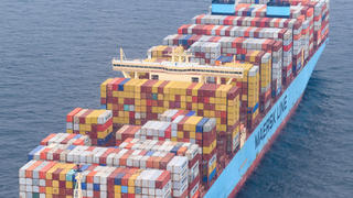 09.06.2022, Hamburg: Der mit Containern beladene Frachter Marstal Maersk liegt vor Anker in der Nordsee. Wegen der in Folge der Corona-Pandemie aus dem Tritt geratenen Containerschifffahrt liegen Dutzende Schiffe auf Reede in der Deutschen Bucht und warten auf ihre Abfertigung. Foto: Jonas Walzberg/dpa +++ dpa-Bildfunk +++