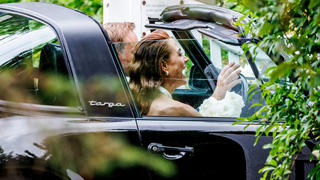 dpatopbilder - 09.07.2022, Schleswig-Holstein, Keitum/Sylt: Bundesfinanzminister Christian Lindner (FDP) und seine Frau Franca Lehfeldt kommen nach der kirchlichen Trauung aus der Kirche St. Severin und steigen in einen Porsche Targa. Lindner hat seine Partnerin Lehfeldt am 07. Juli 2022 auf Sylt standesamtlich geheiratet. Foto: Axel Heimken/dpa +++ dpa-Bildfunk +++