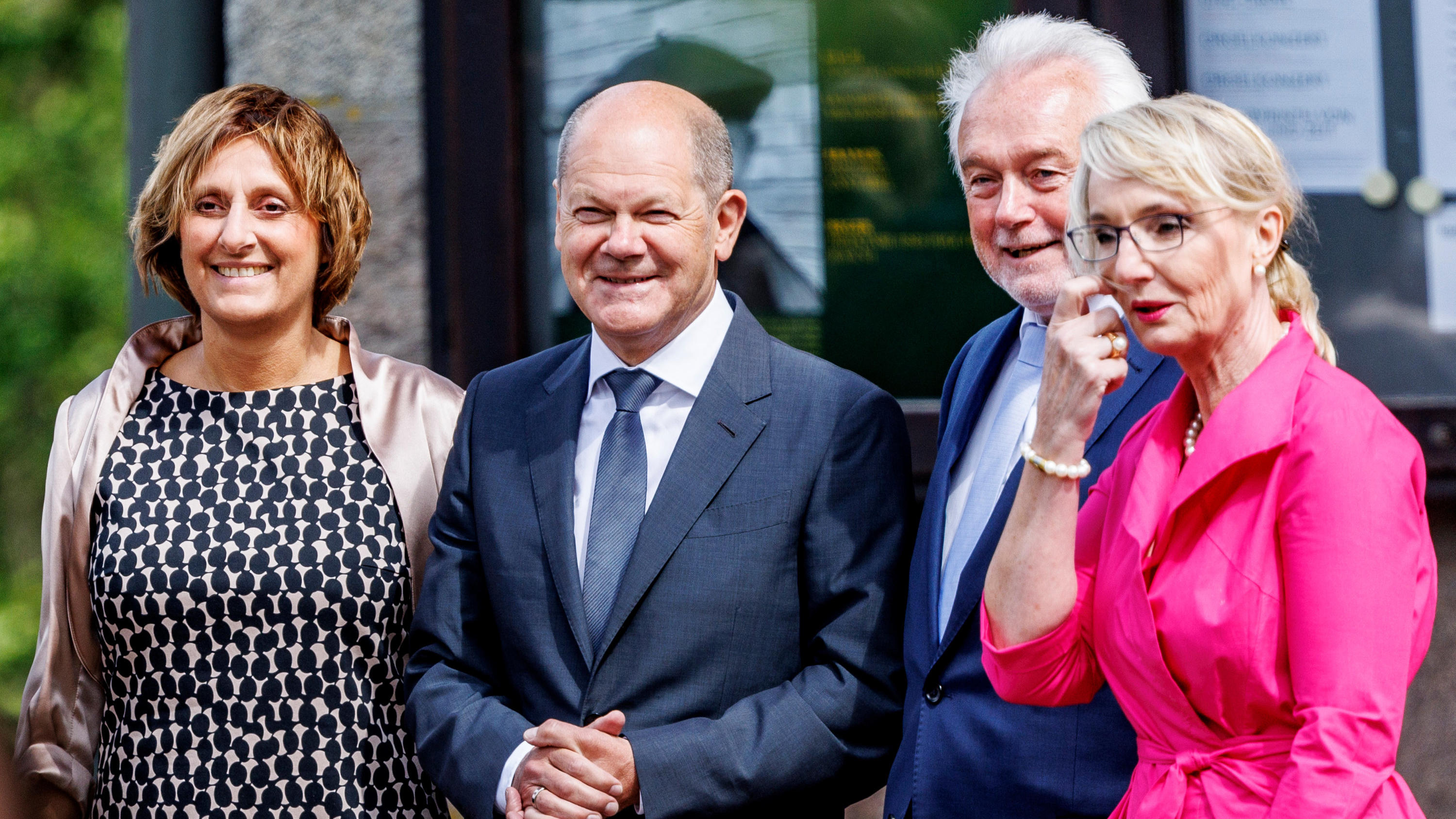 Bundeskanzler Olaf Scholz (SPD, 2.v.l) und seine Frau Britta Ernst (l) stehen mit Wolfgang Kubicki (FDP), Bundestagsvizepräsident, und seiner Frau Annette Marberth-Kubicki an der Kirche