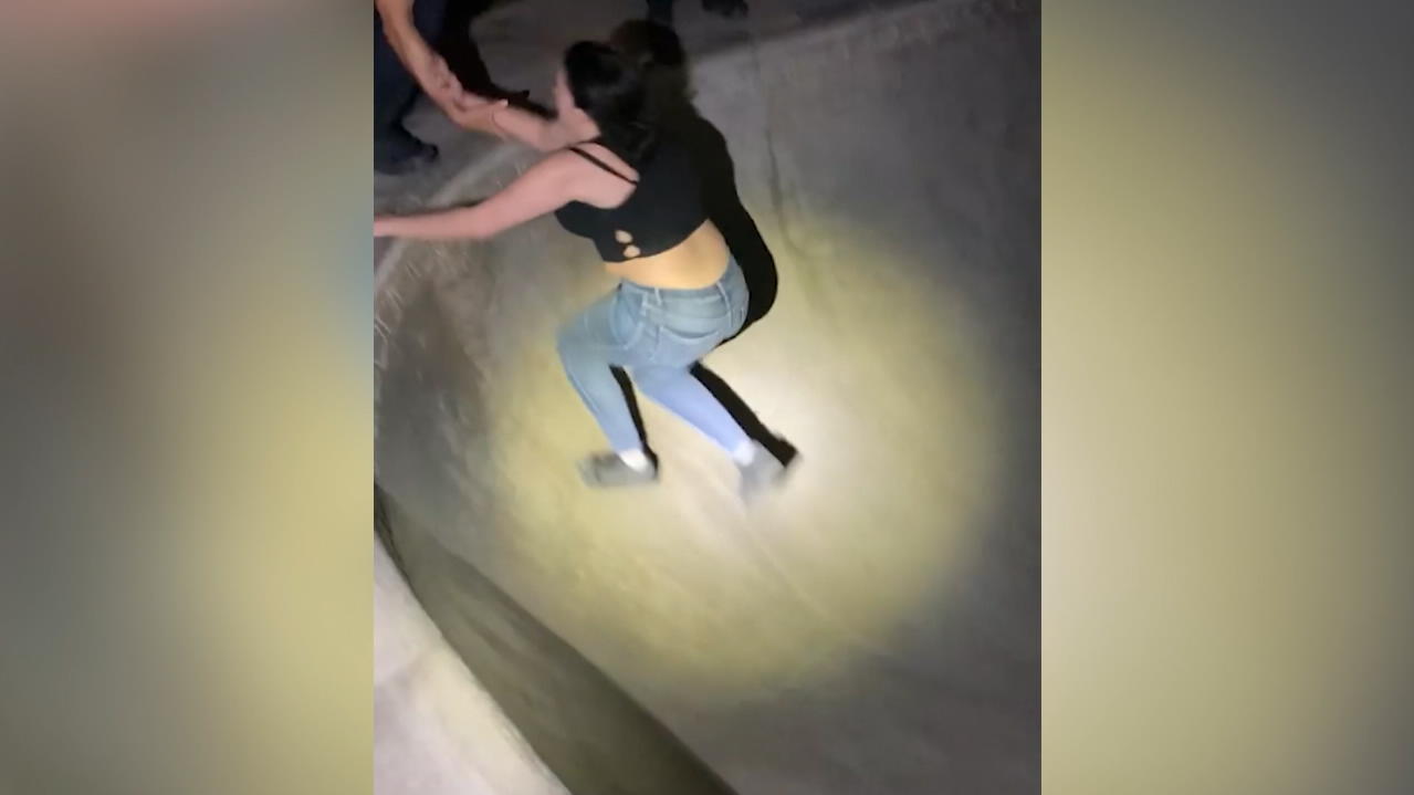 Betrunkene klettert in Skater-Rampe und kommt nicht mehr raus
