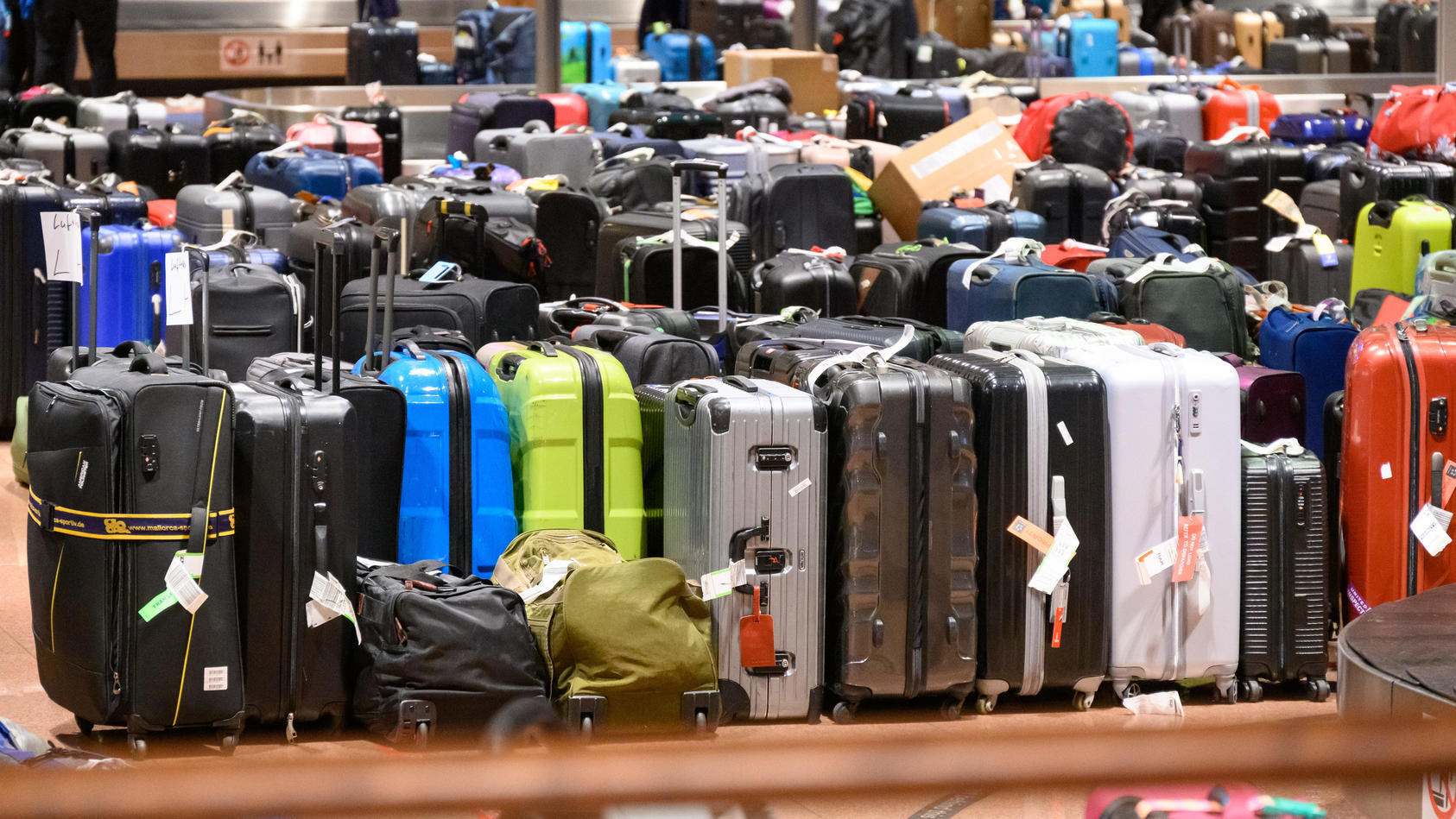  Hamburg: Zahlreiche Koffer lagern im Gepäckausgabe-Bereich.