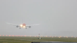 Ein Airbus von Airhub Airlines, geflogen durch Norwegian Airlines wäre vor dem Pariser Flughafen Charles-de-Gaulle beinahe abgestürzt. [Symbolbild]