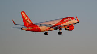 FILE PHOTO: An easyJet Airbus A320-200 airplane takes off from the airport in Palma de Mallorca, Spain, July 29, 2018.    REUTERS/Paul Hanna/File Photo