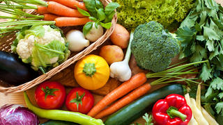 Viel frisches Gemüse: Der Schlüssel für eine gesunde, kalorienarme Ernährung