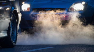 ARCHIV - 27.02.2018, Baden-Württemberg, Stuttgart: Abgase kommen aus dem Auspuff eines Autos. Kurz vor der entscheidenden Abstimmung auf EU-Ebene über ein mögliches Aus für neue Verbrenner-Autos ab 2035 gibt es heftigen Streit innerhalb der Bundesregierung. (zu dpa: «Kurz vor Abstimmung: Koalitionskrach um Aus für Verbrenner ab 2035») Foto: Marijan Murat/dpa +++ dpa-Bildfunk +++