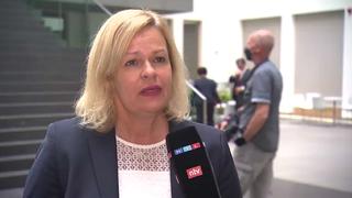 Nancy Faeser spricht sich für ein höheres Gehalt für Fußballerinnen aus.