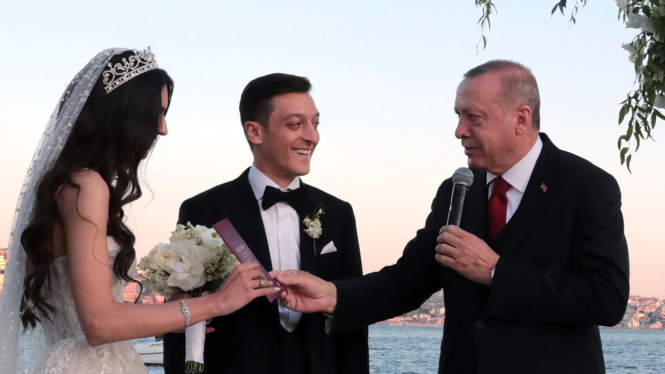 HANDOUT - 07.06.2019, Türkei, Istanbul: Recep Tayyip Erdogan (2.v.r), Präsident der Türkei, spricht auf der Hochzeit von Fußballer Mesut Özil (2.v.l) und seiner Ehefrau, der Schauspielerin Amine Gülse (l), Erdogans Ehefrau Emine (r) applaudiert. Foto