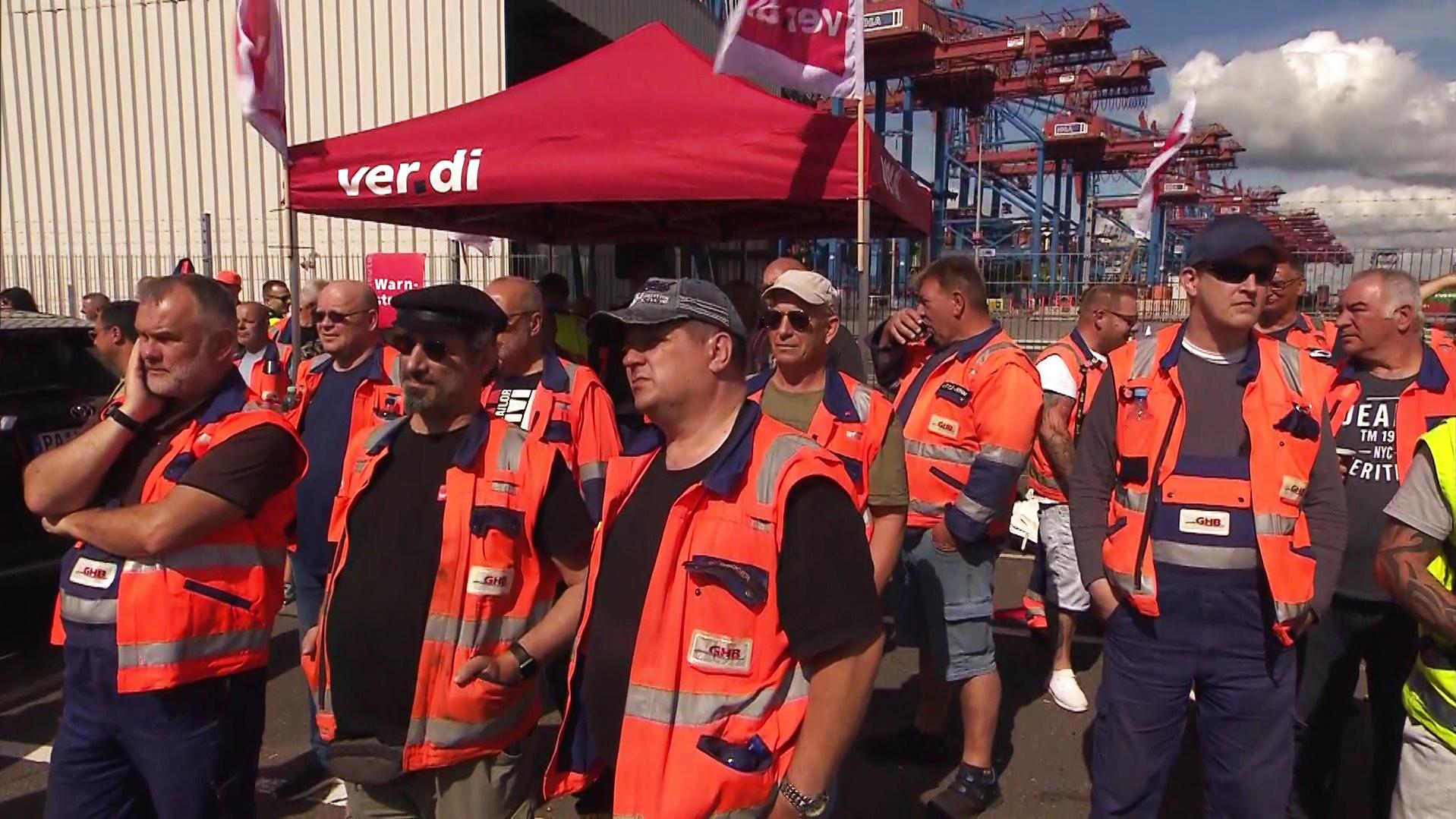 Die Gewerkschaft Verdi ruft die Hafenmitarbeiter zum Streik auf - auch in Hamburg.