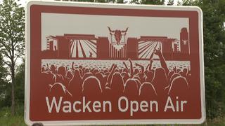 Touristische Hinweistafel für das Wacken-Open-Air-Festival auf der Autobahn A23 enthüllt.