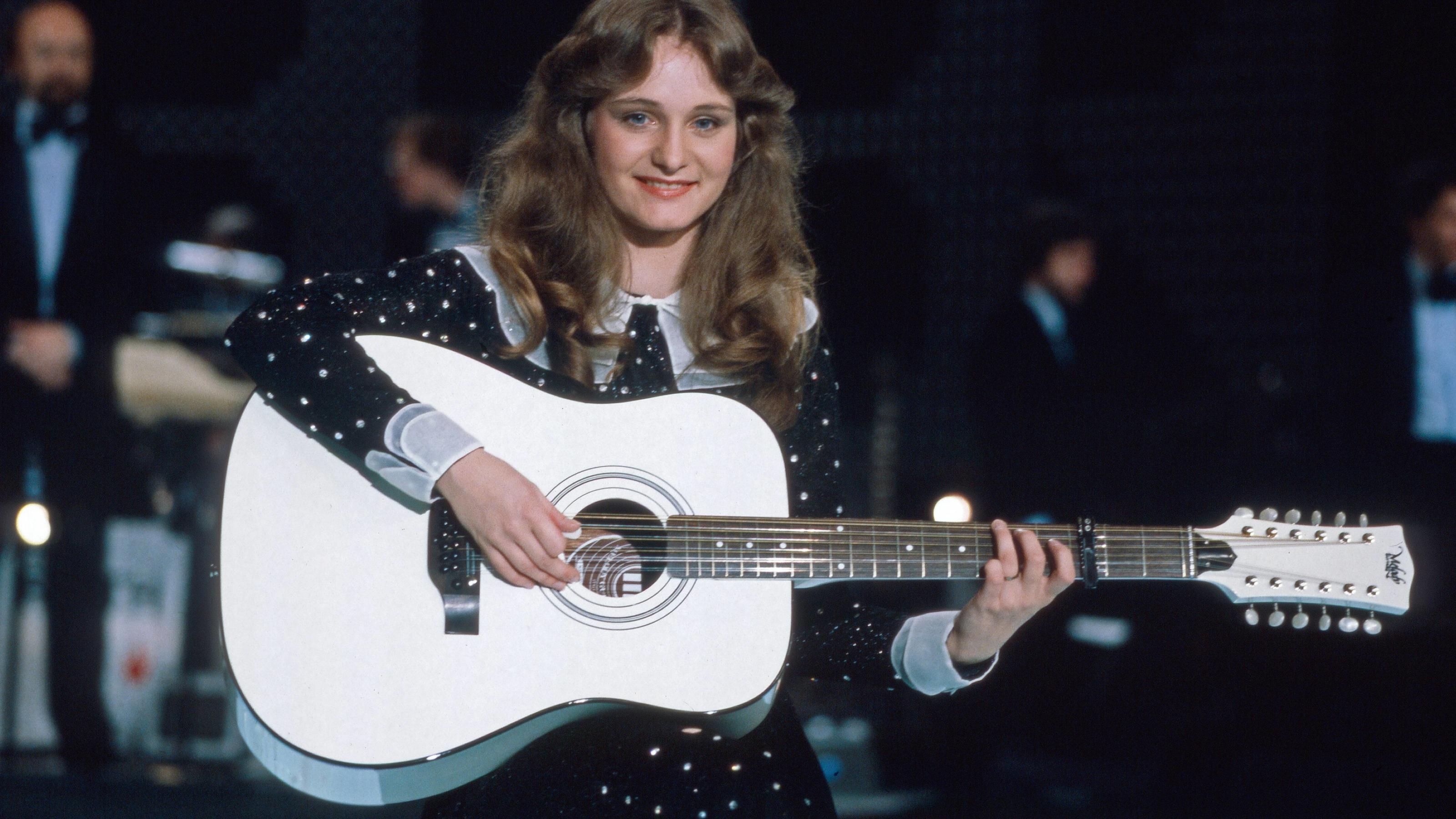 1982 gewann Nicole für Deutschland den "Eurovision Song Contest". In welchen Sprachen hat sie ihren Sieger-Song gesungen? 