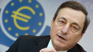 ARCHIV - 07.03.2013, Hessen, Frankfurt/Main: Mario Draghi, zum Zeitpunkt 07.03.2013 Präsident der Europäischen Zentralbank (EZB), schaut während der EZB-Pressekonferenz in die zu den Journalisten. Italiens Ministerpräsident Mario Draghi will als Konsequenz aus einer Regierungskrise zurücktreten.(zu dpa "Italiens Regierungschef Draghi will zurücktreten") Foto: picture alliance / dpa +++ dpa-Bildfunk +++