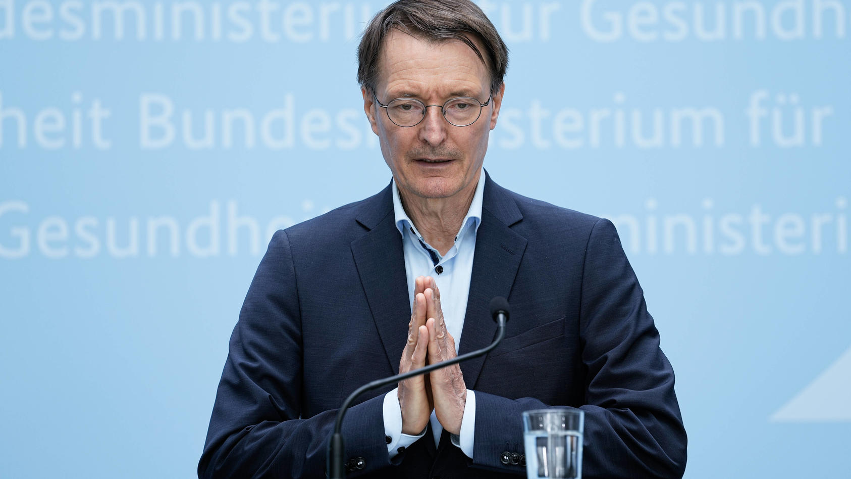 Uebergabe des 1. Stellungnahme der Krankenhauskommission Aktuell,18.02.2022,Berlin,Bundesminister für Gesundheit Prof. Dr. Karl Lauterbach im Portrait bei der Pressekonferenz zur Uebergabe des 1. Stellungnahme der Krankenhauskommission fuer die Empf