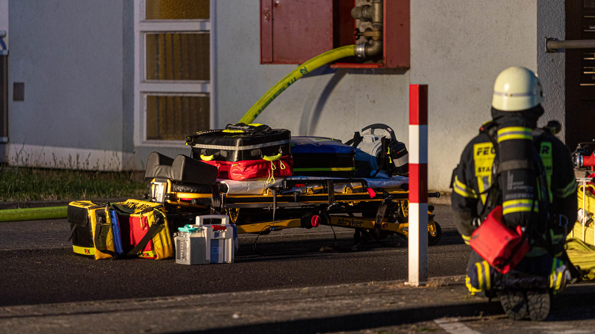 Ein 65-jähriger Mann ist bei einem Brand in einem Hochhaus in Hattersheim (Main-Taunus-Kreis) ums Leben gekommen.