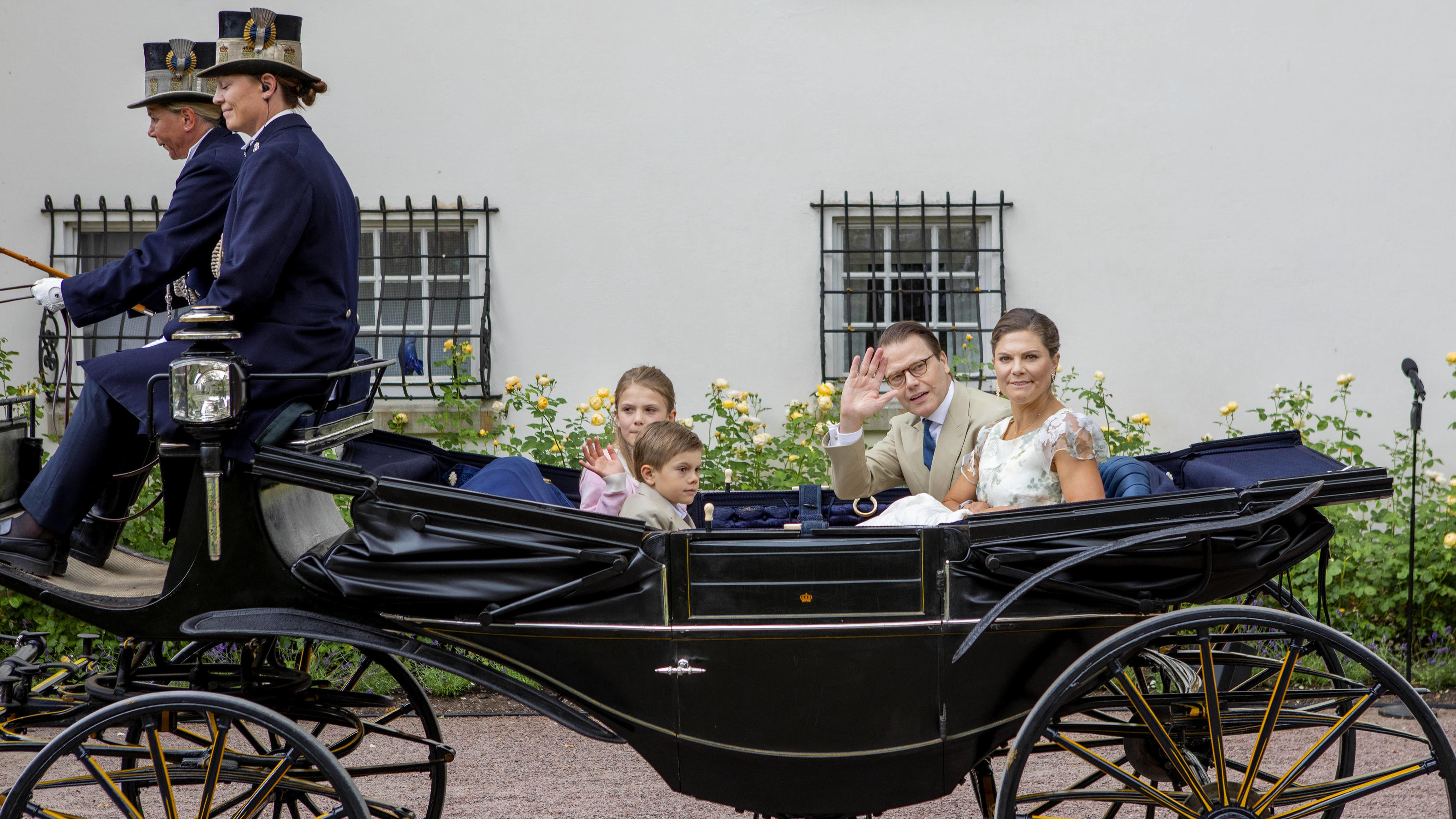 Huhu, hier kommen die Royals ankutschiert! Estelle, Bruder Oscar und ihre Eltern Daniel und Victoria drehen eine Runde.