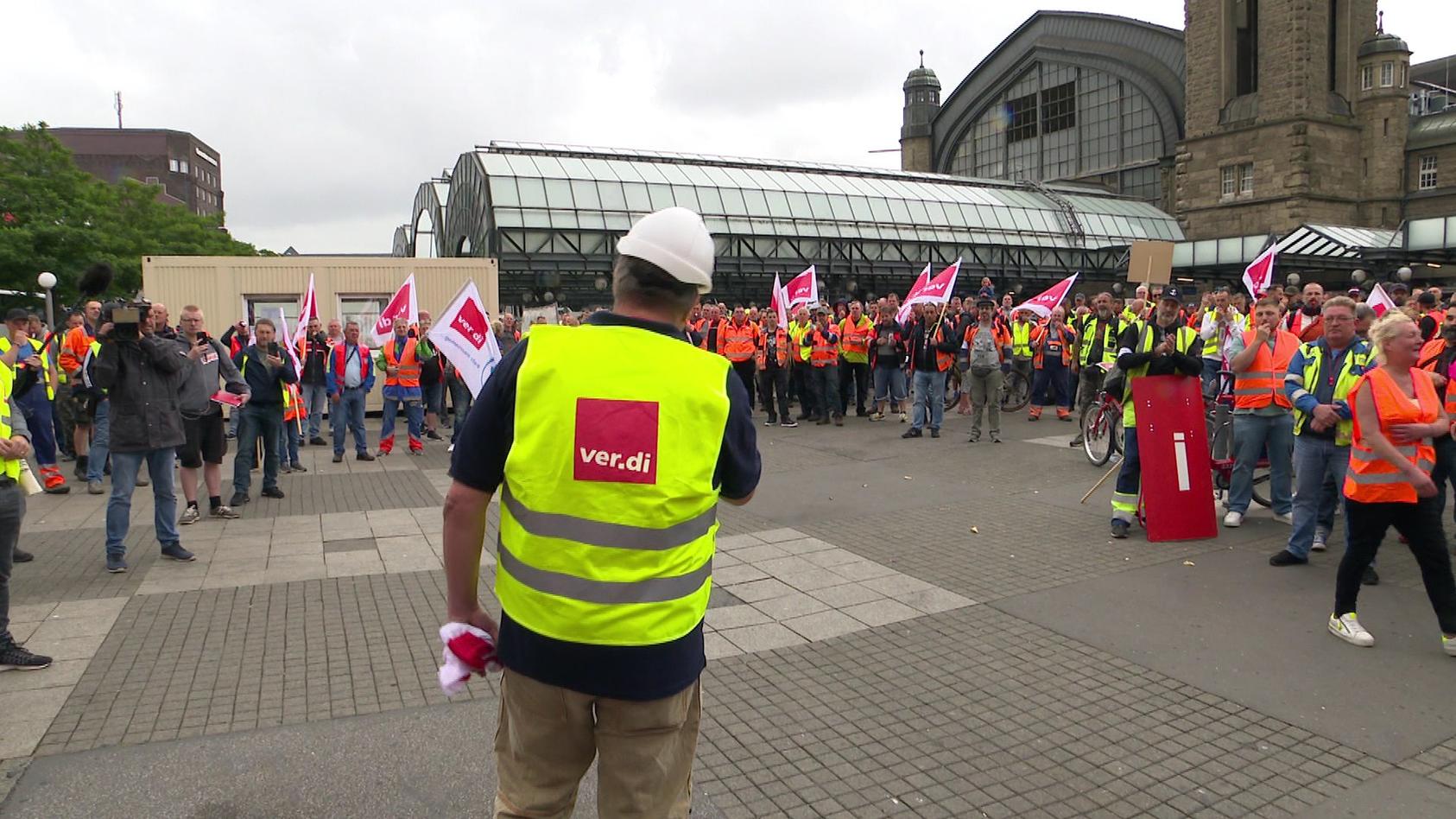 Die Hafenmitarbeiter streiken für mehr Lohn in den deutschen Seehäfen - auch hier in Hamburg.