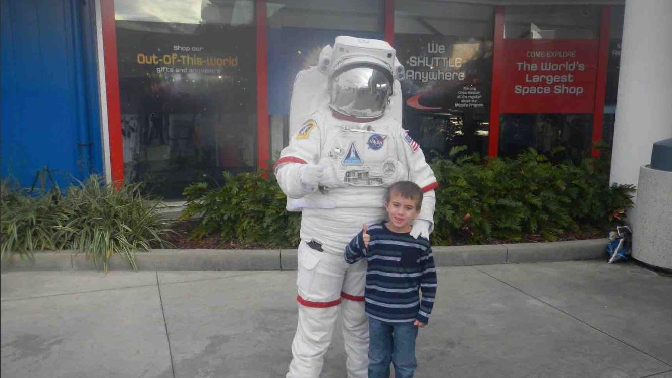 Matthew posiert mit einem Astronauten
