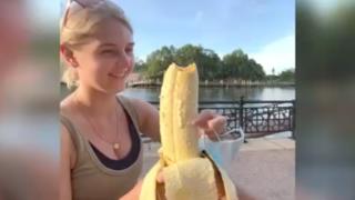 Total Banane! Touristen-Paar wegen "Riesending" komplett aus dem Häuschen