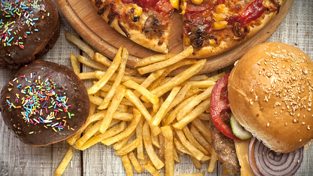 fast-food-wie-pommes-burger-pizza-und-donuts-sollten-wir-bei-hitze-besser-meiden