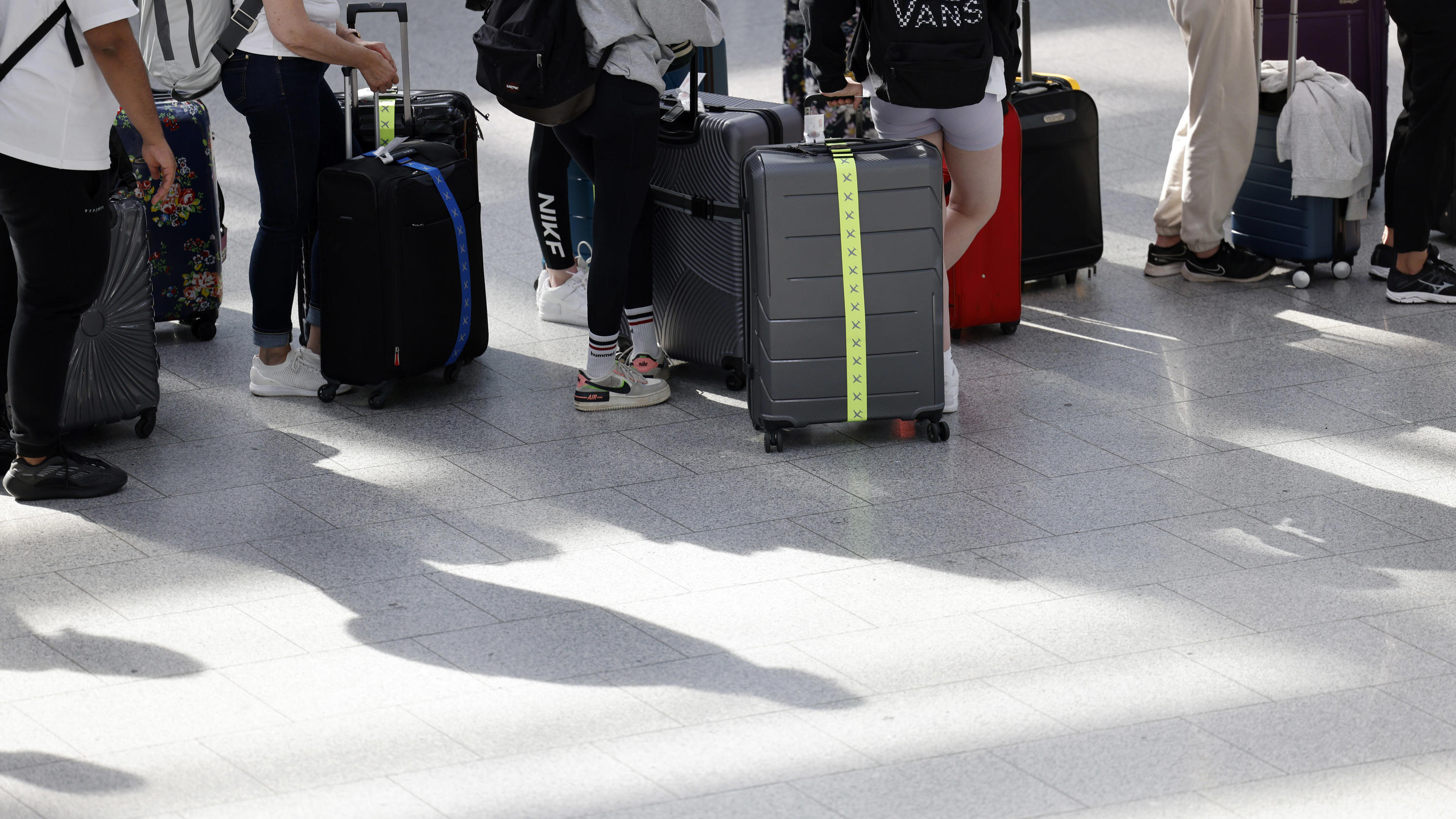 Nordrhein-Westfalen, Düsseldorf: Passagiere am Flughafen mit ihren Koffern