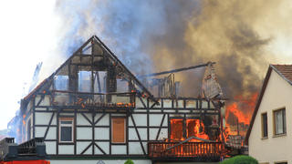 18.07.2022, Thüringen, Bothenheiligen: Ein Haus steht bei einem Brand in Flammen. In Bothenheilingen (Unstrut-Hainich-Kreis) ist am Montag ein Treibstofftank explodiert. Im Ortskern des Ortsteils der Stadt Nottertal-Heilinger Höhen stehen mehrere Gebäude in Flammen, darunter ein Mehrfamilienhaus, wie eine Sprecherin der Polizei sagte. Foto: Silvio Dietzel/dpa +++ dpa-Bildfunk +++