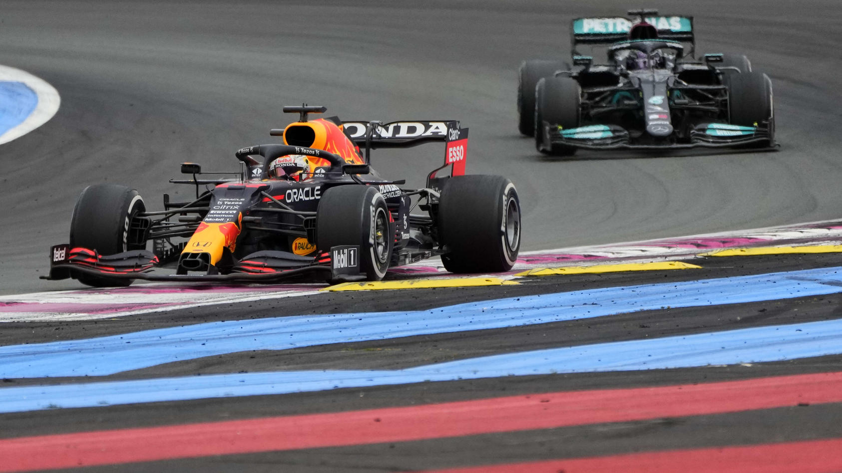 Max Verstappen führt vor Lewis Hamilton im Rennen von Le Castellet 2021