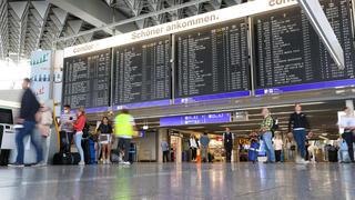  Flughafen Frankfurt am Main am 14. Juli 2022, Statement zur Sommerspitze am Flughafen Frankfurt v.l., Symbolfoto: großer Andrang am Flughafen, Passagiere, Halle A *** Frankfurt Airport on 14 July 2022, statement on the summer peak at Frankfurt Airport v l , symbol photo large crowds at the airport, passengers, Hall A. Copyright: JoaquimxFerreira