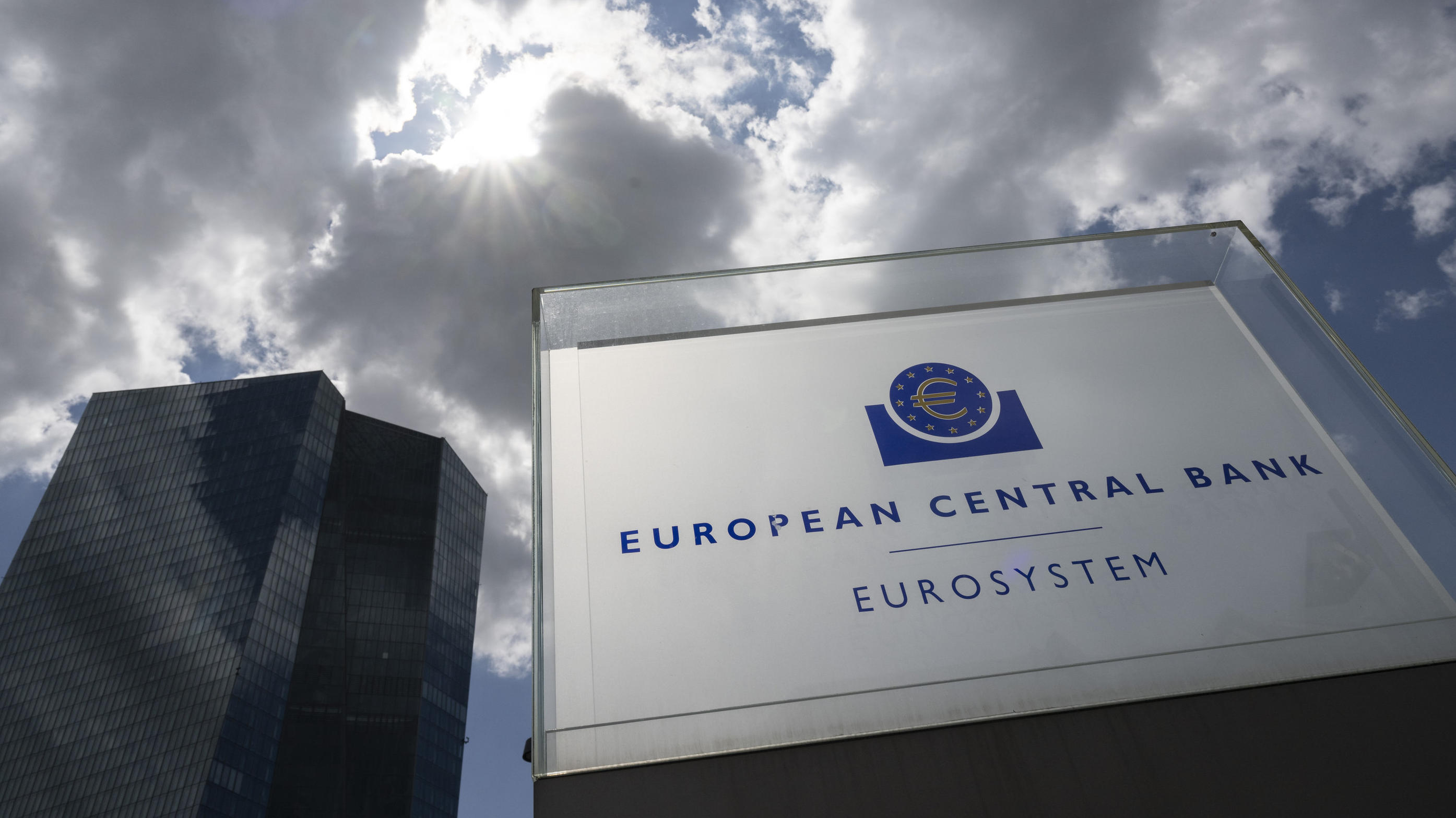 21.07.2022, Hessen, Frankfurt/Main: Die Zentrale der Europäischen Zentralbank (EZB). Die EZB hatte angekündigt, die Leitzinsen im Euroraum wieder anzuheben. Die Entscheidungen des EZB-Rates werden am Nachmittag bekanntgegeben. Foto: Boris Roessler/dp