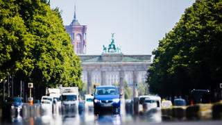 Die Hitze erzeugt ein Flimmern über der Straße des 17. Juni vor dem Brandenburger Tor.
