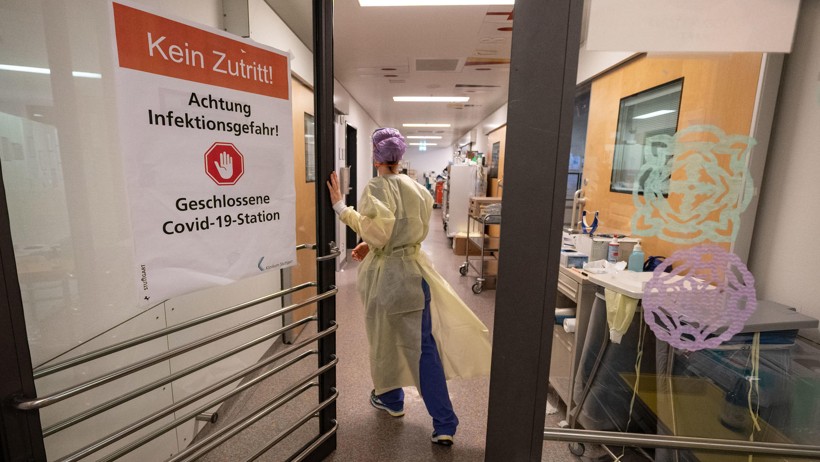 Eine Krankenpflegerin betritt einen abgetrennten Bereich für Covid-19 Patienten einer Intensivstation.