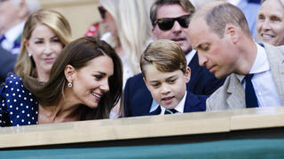 Tennis, Wimbledon 2022: Kate (l-r), Herzogin von Cambridge, Prinz George und Prinz William, Herzog von Cambridge, beim Wimbledon-Finale.
